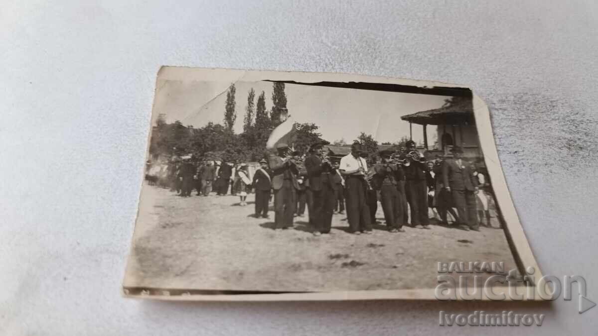 Fotografie Muzicieni în fruntea unei procesiuni