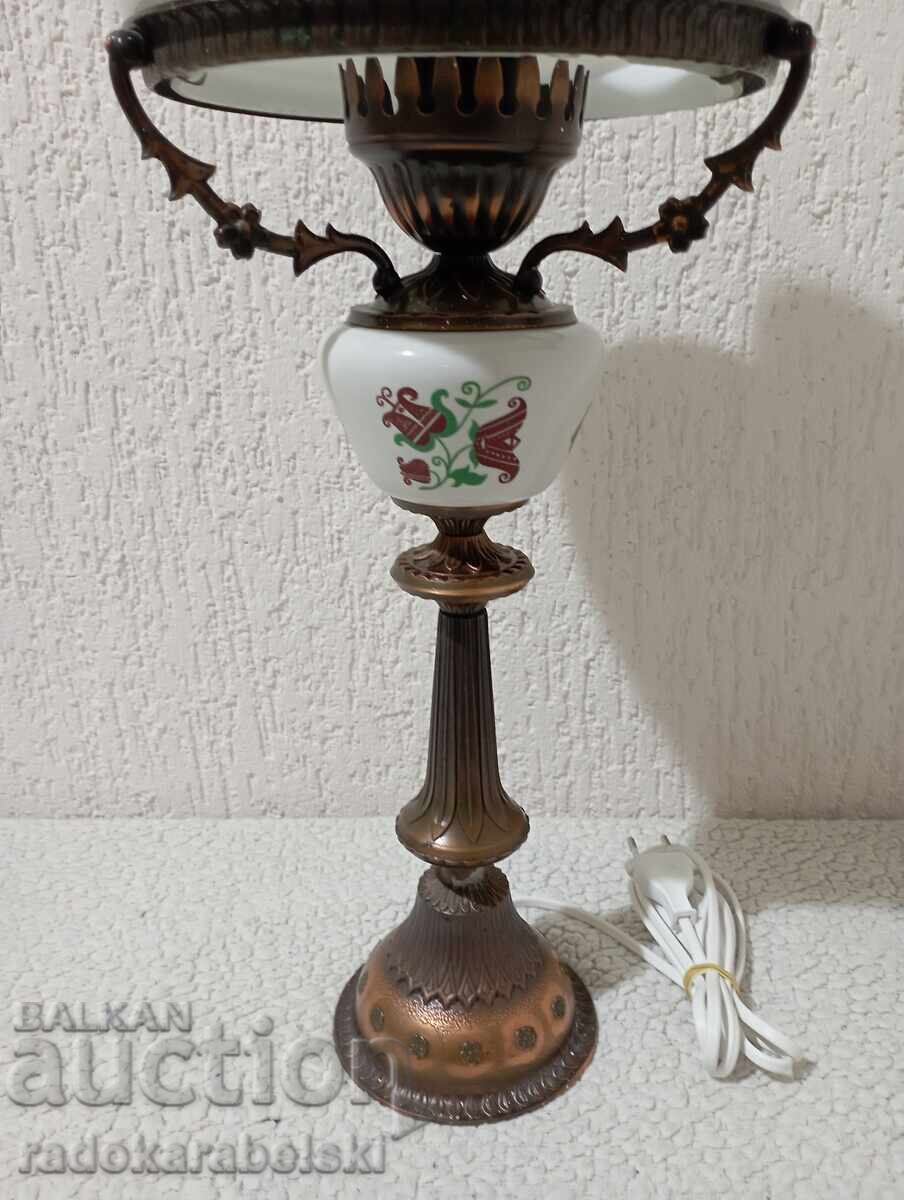 Μεγάλο, παλιό, όμορφο λυχνάρι με λευκό γυάλινο αμπαζούρ με τιμή 99.90 BGN | € 51.08