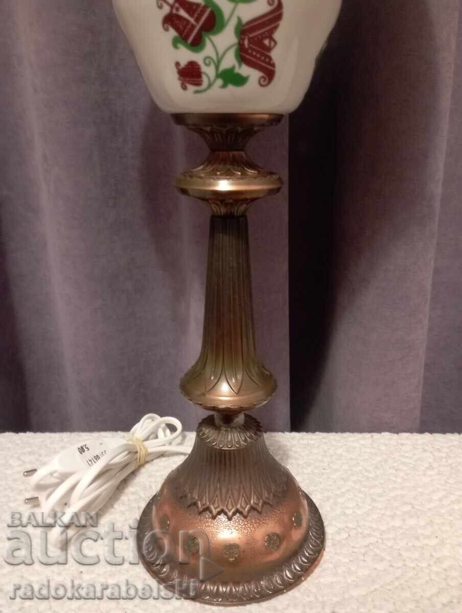 Голяма старинна красива лампа с бял стъклен абажур с цена € 51.08 | 99.90 лв.