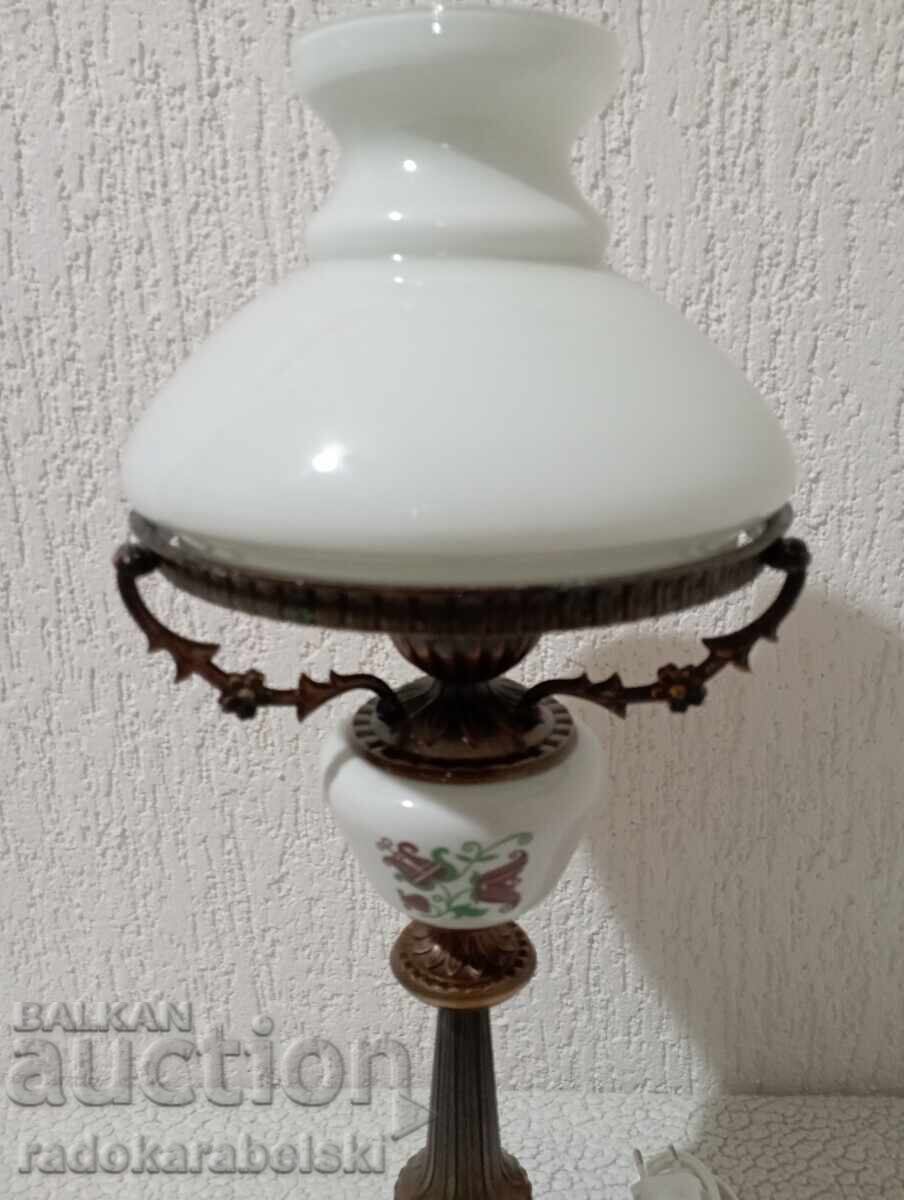 Δημοπρασία Μεγάλο, παλιό, όμορφο λυχνάρι με λευκό γυάλινο αμπαζούρ