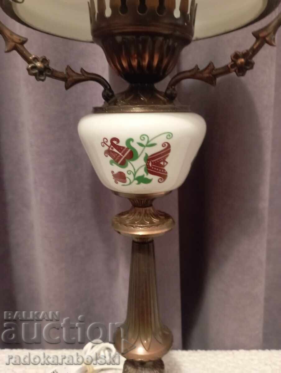 Аукцион Голяма старинна красива лампа с бял стъклен абажур
