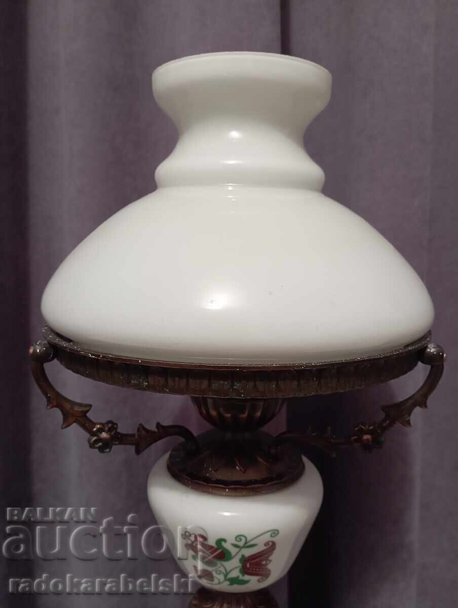 Доставка на Голяма старинна красива лампа с бял стъклен абажур