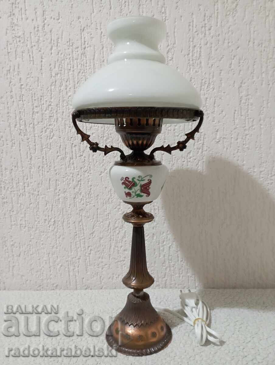 Μεγάλο, παλιό, όμορφο λυχνάρι με λευκό γυάλινο αμπαζούρ