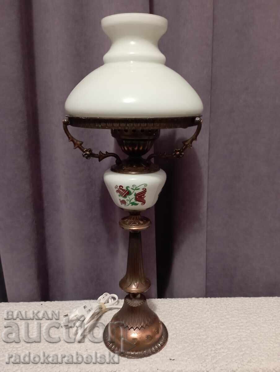 Голяма старинна красива лампа с бял стъклен абажур