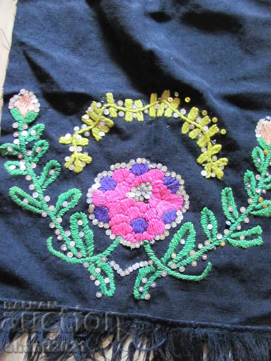 Престилка за носия , вълна , бродерия, пайети с цена 35.00 лв. | € 17.90