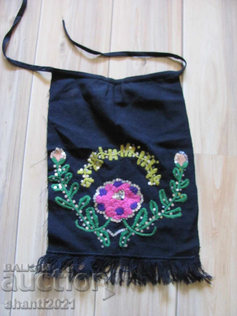 Престилка за носия , вълна , бродерия, пайети