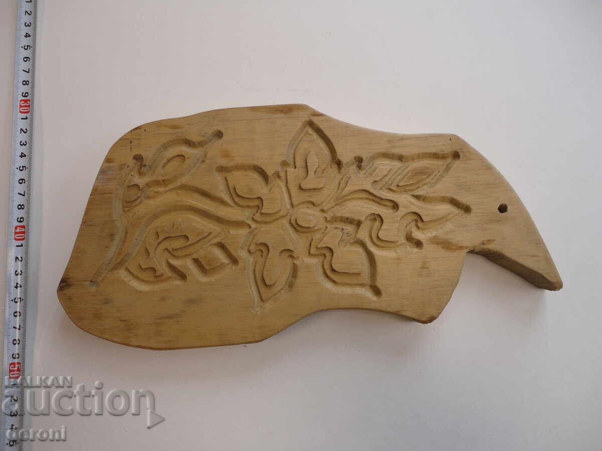 Sculptură veche în lemn cu preț 10.00 BGN | € 5.11 Sculptură veche în lemn cu preț 10.00 BGN | € 5.11