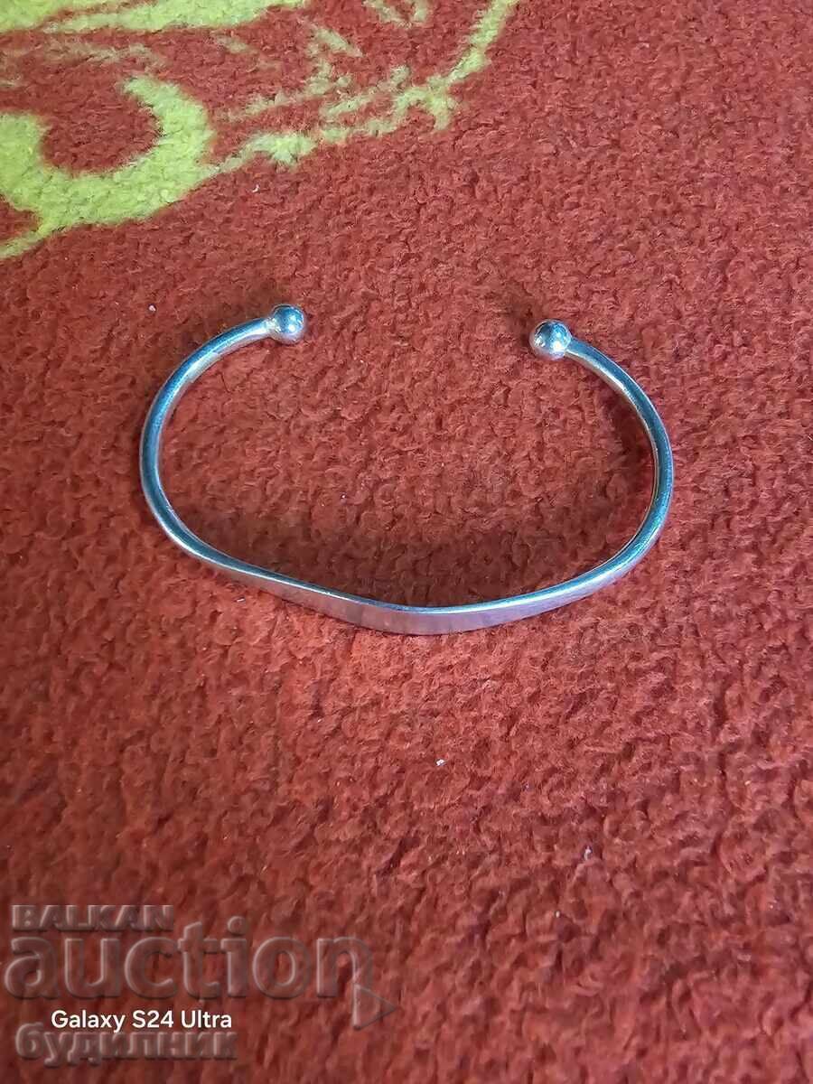 Auction Solid Silver Bracelet. 10.33 grams. View and Auction Solid Silver Bracelet. 10.33 grams. View and