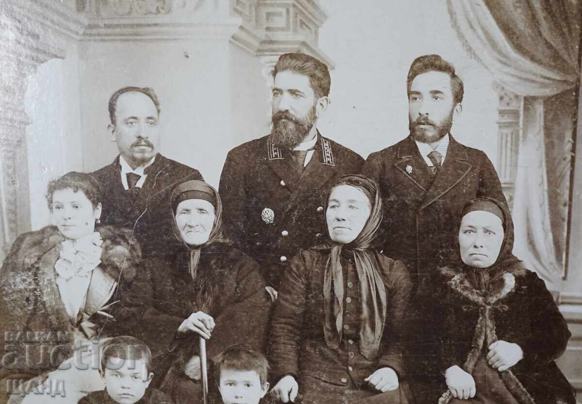 PSV POZĂ DE FAMILIE MILITARĂ CARTON GENERAL STEFAN BELOV cu preț 20.00 BGN | € 10.23