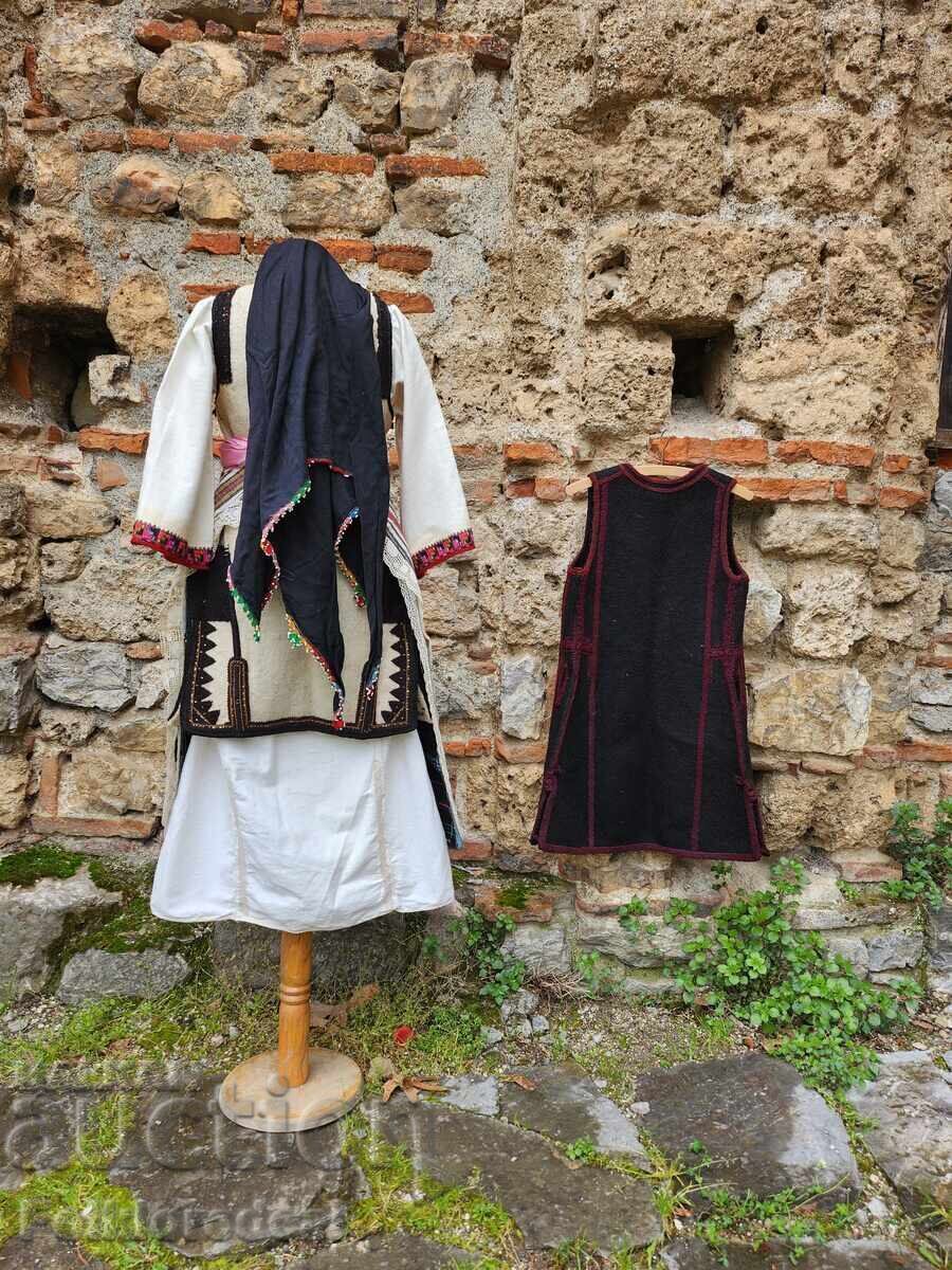 Licitație Costum popular feminin din satele de coastă ale Ohridului