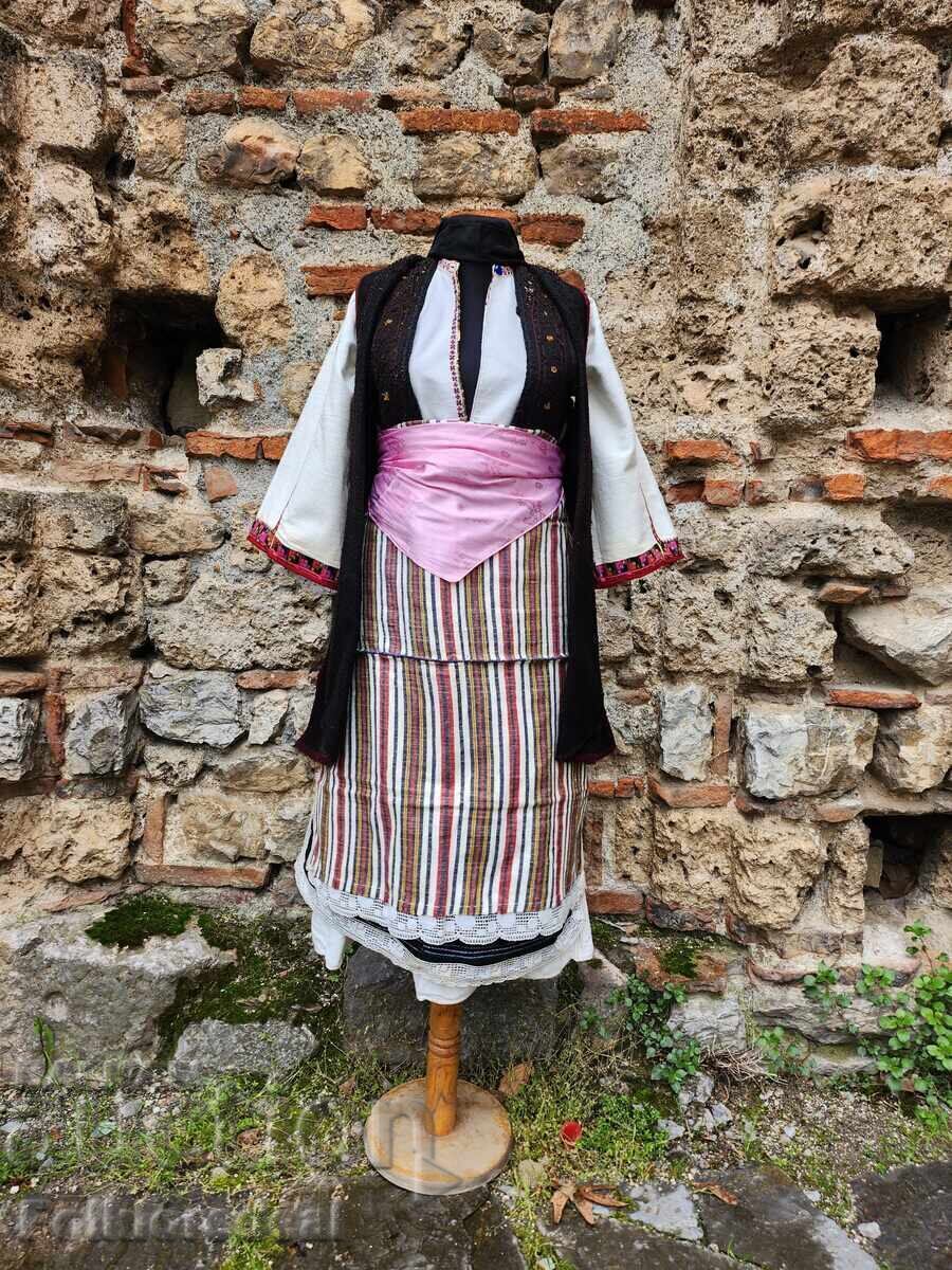 Costum popular feminin din satele de coastă ale Ohridului