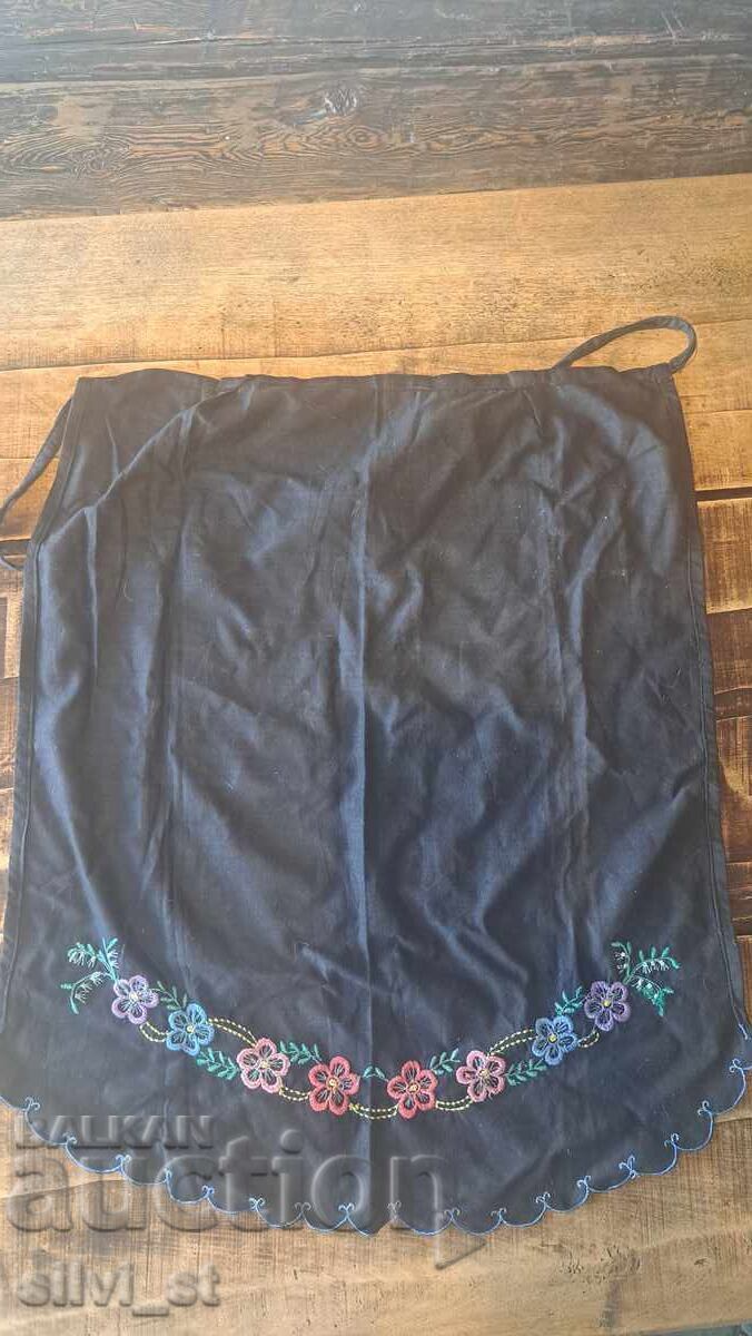 Αυθεντική ποδιά με κέντημα