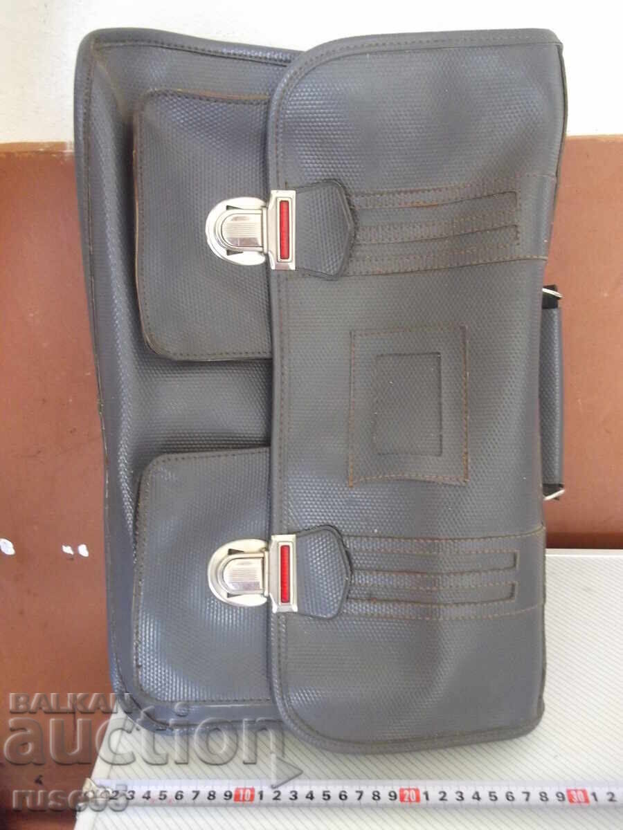 Geantă școlară din epoca socialistă cu preț 25.00 BGN | € 12.78