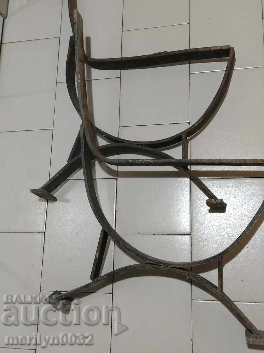 Метални крака стойки за пейка в градината вилата пред блока - 7