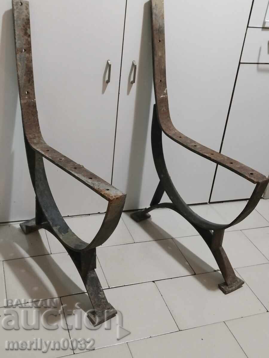 Метални крака стойки за пейка в градината вилата пред блока