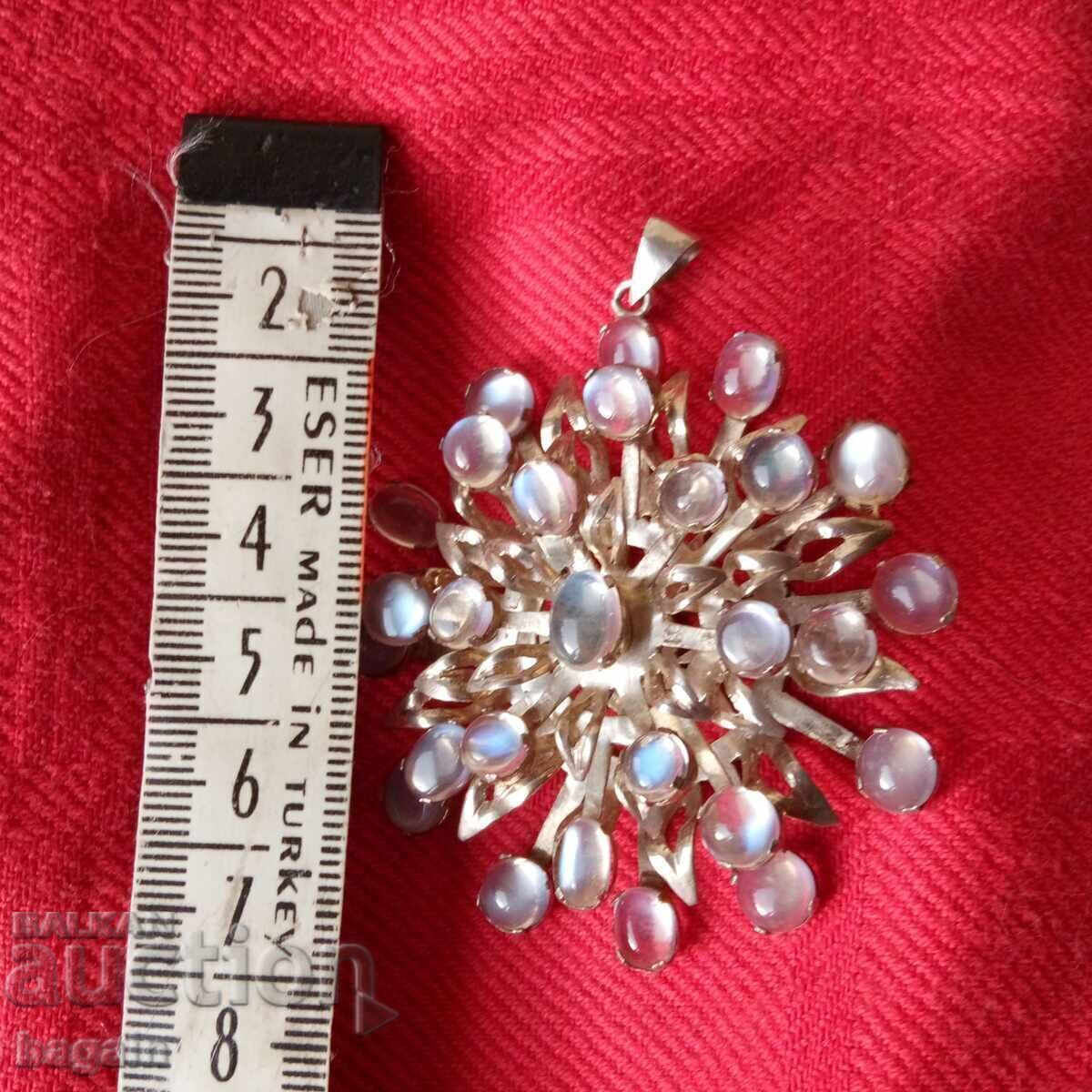 Delivery of Unique opal pendant