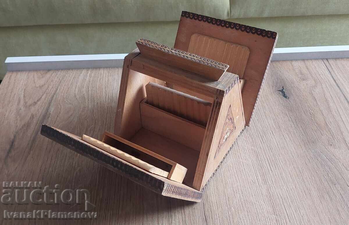 Licitație Cutie de lemn pentru țigări pirogravată retro pentru colecționari