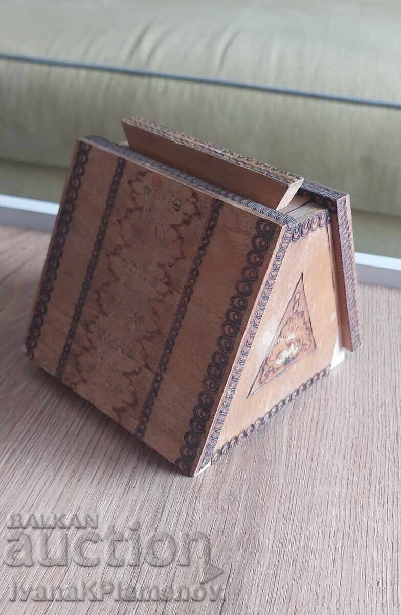 Livrarea Cutie de lemn pentru țigări pirogravată retro pentru colecționari