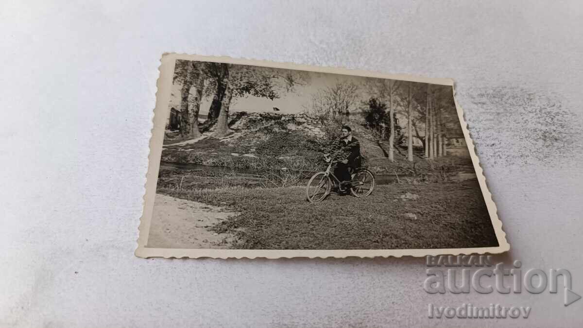 Photo Man with retro bicycle Photo Man with retro bicycle