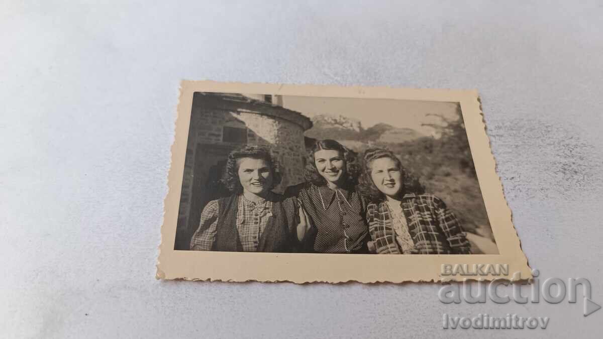 Φωτογραφία Τετεβέν Τρία νεαρά κορίτσια 1944