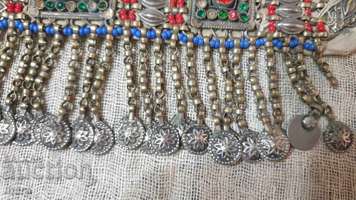 Παράδοση Αρχαίο κόσμημα από σατσάν και πολύχρωμους λίθους Παράδοση Αρχαίο κόσμημα από σατσάν και πολύχρωμους λίθους