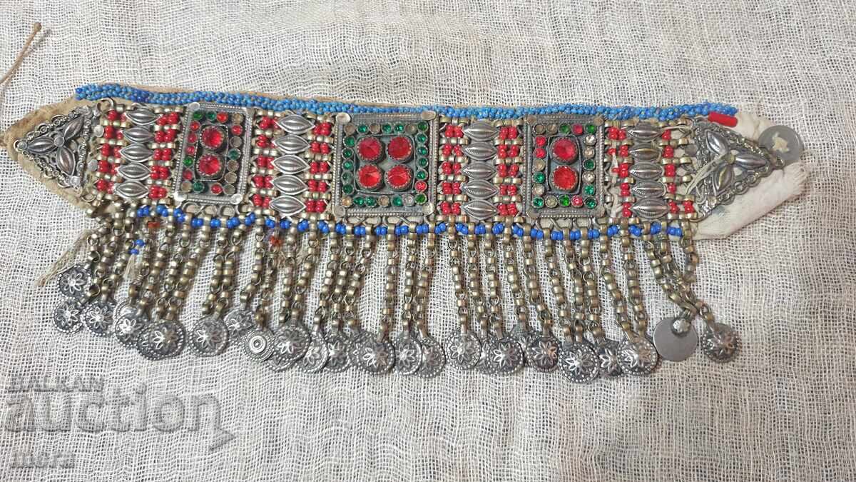 Αρχαίο κόσμημα από σατσάν και πολύχρωμους λίθους Αρχαίο κόσμημα από σατσάν και πολύχρωμους λίθους