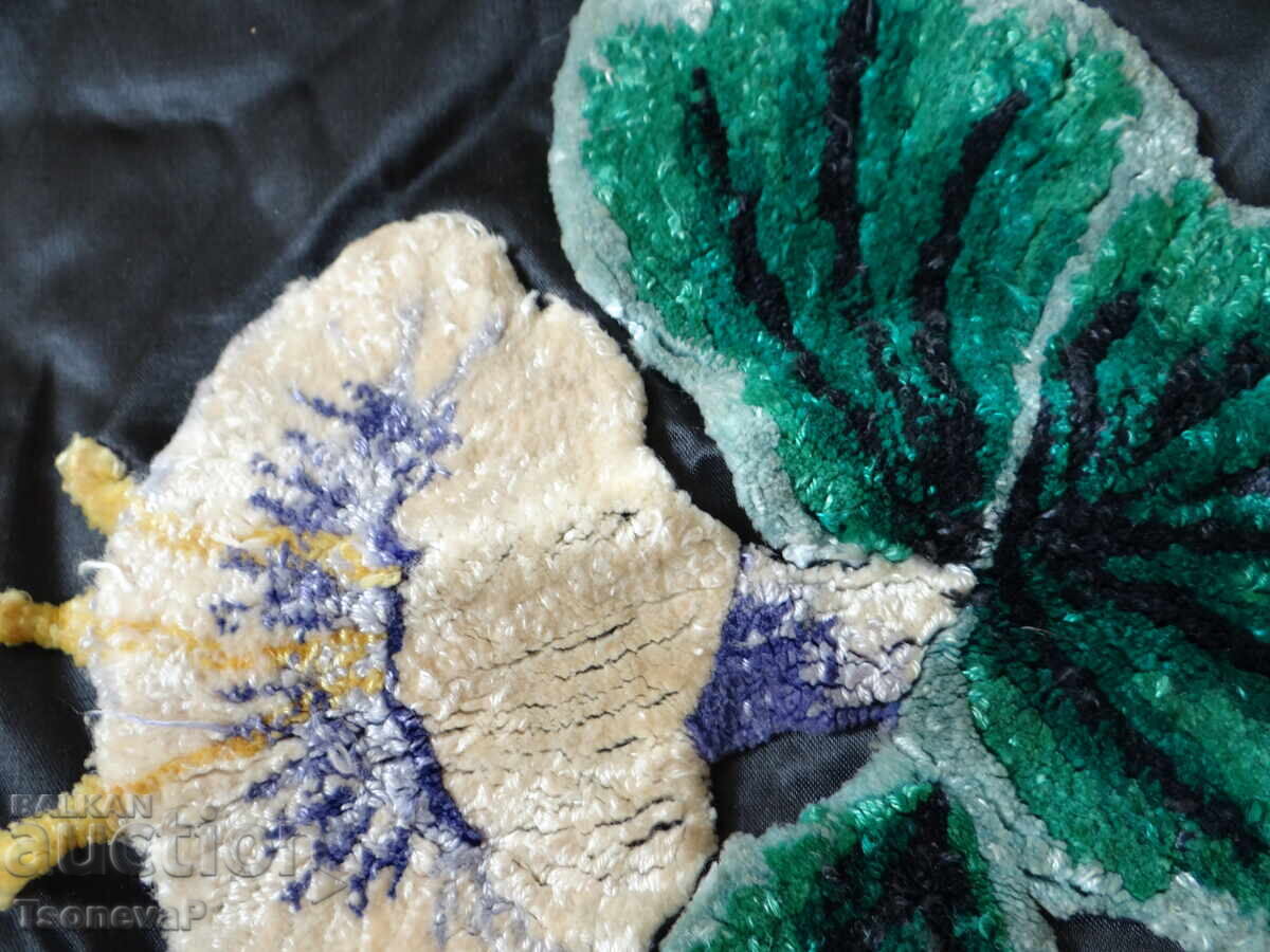 Husă veche de satin cu preț 7.00 BGN | € 3.58