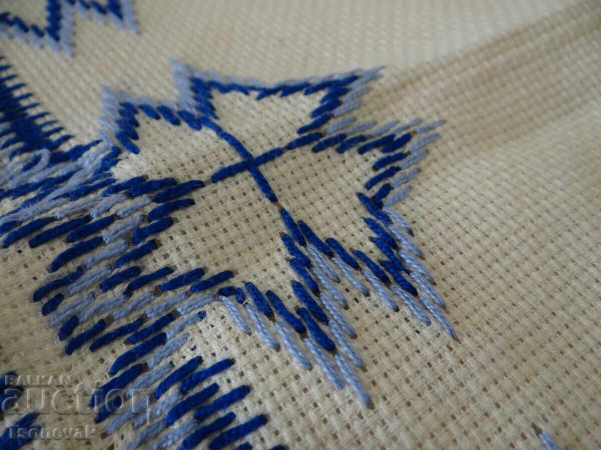 Pătrat brodat în albastru cu preț 2.00 BGN | € 1.02 Pătrat brodat în albastru cu preț 2.00 BGN | € 1.02