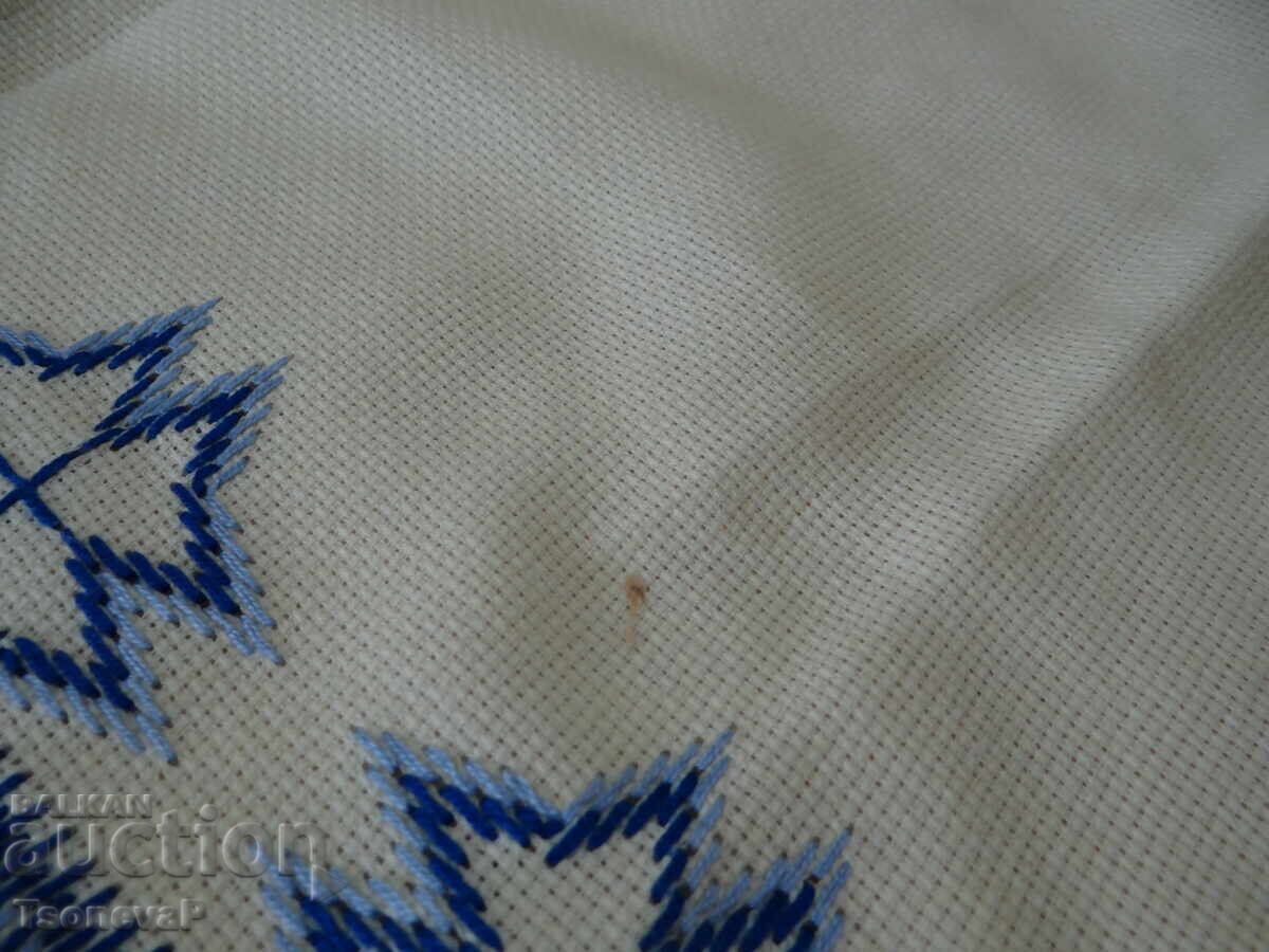 Livrarea Pătrat brodat în albastru Livrarea Pătrat brodat în albastru