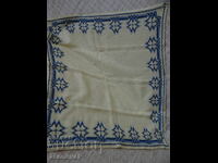 Pătrat brodat în albastru