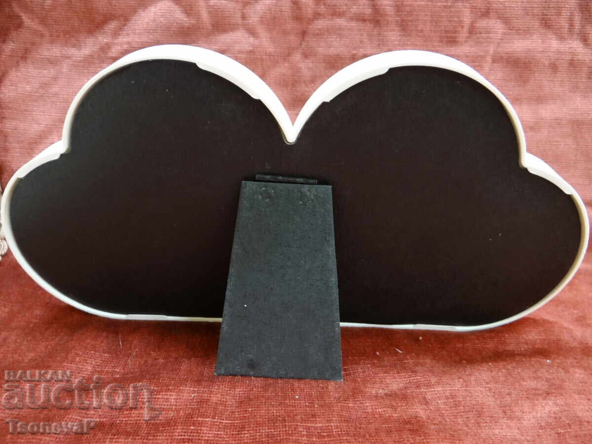 Дървена рамка за снимки с цена 5.00 лв. | € 2.56