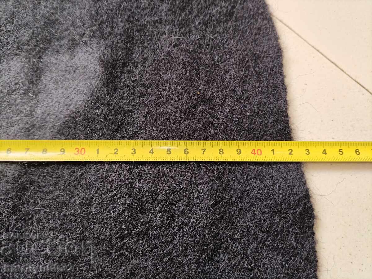 Παράδοση Πλατίνιο ρολό χειροποίητου υφαντού μάλλινου υφάσματος μαύρου σαγιάκ