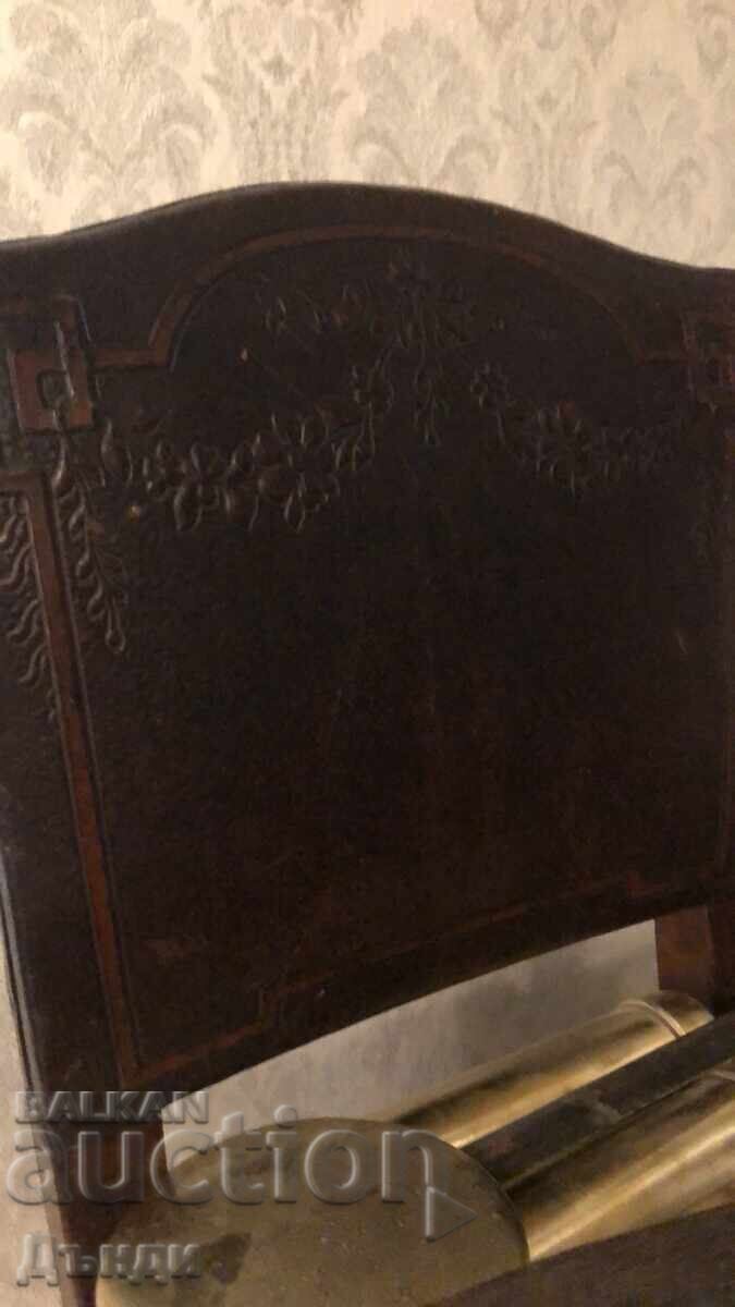 Стар антикварен кожен възрожденски стол с цена 20.00 лв. | € 10.23