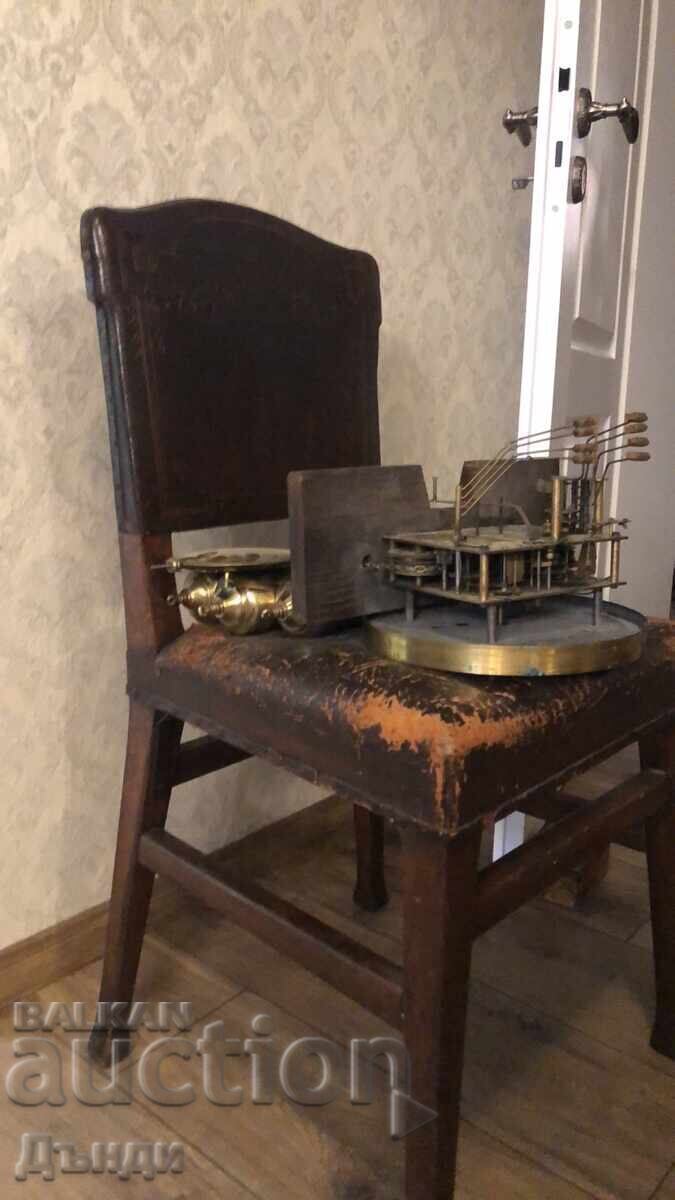 Стар антикварен кожен възрожденски стол