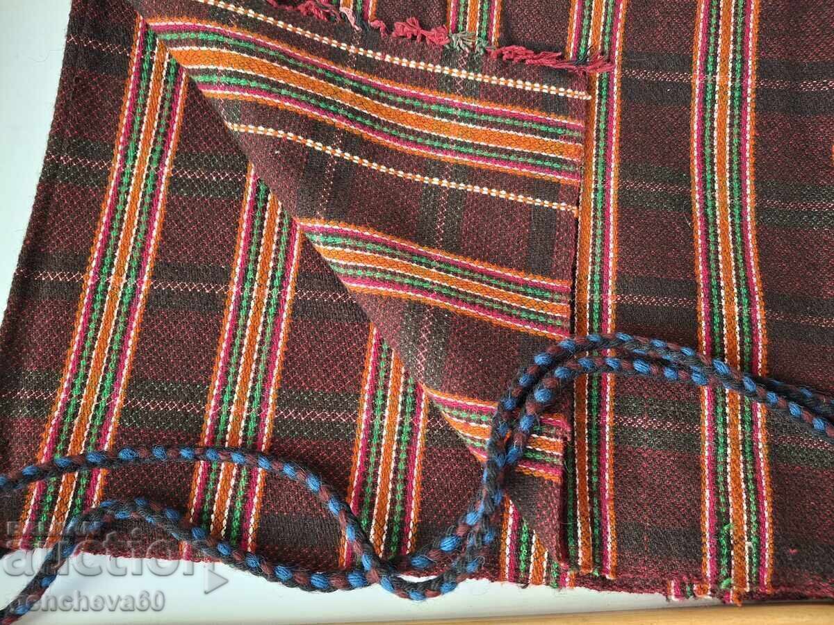 Autentică catrință țesută, costum popular