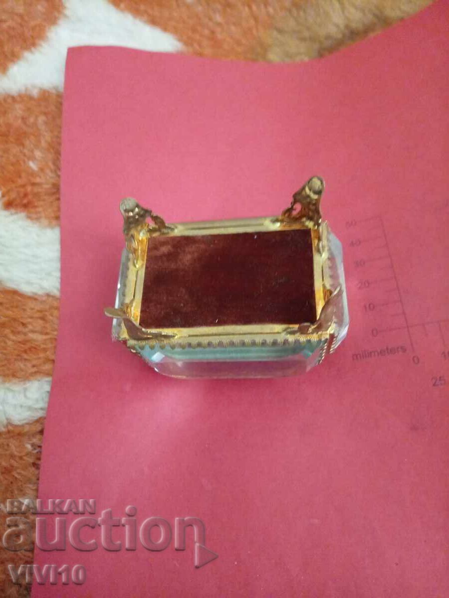 Cutie de bijuterii antic, bronz, aurire cu preț 160.00 BGN | € 81.81
