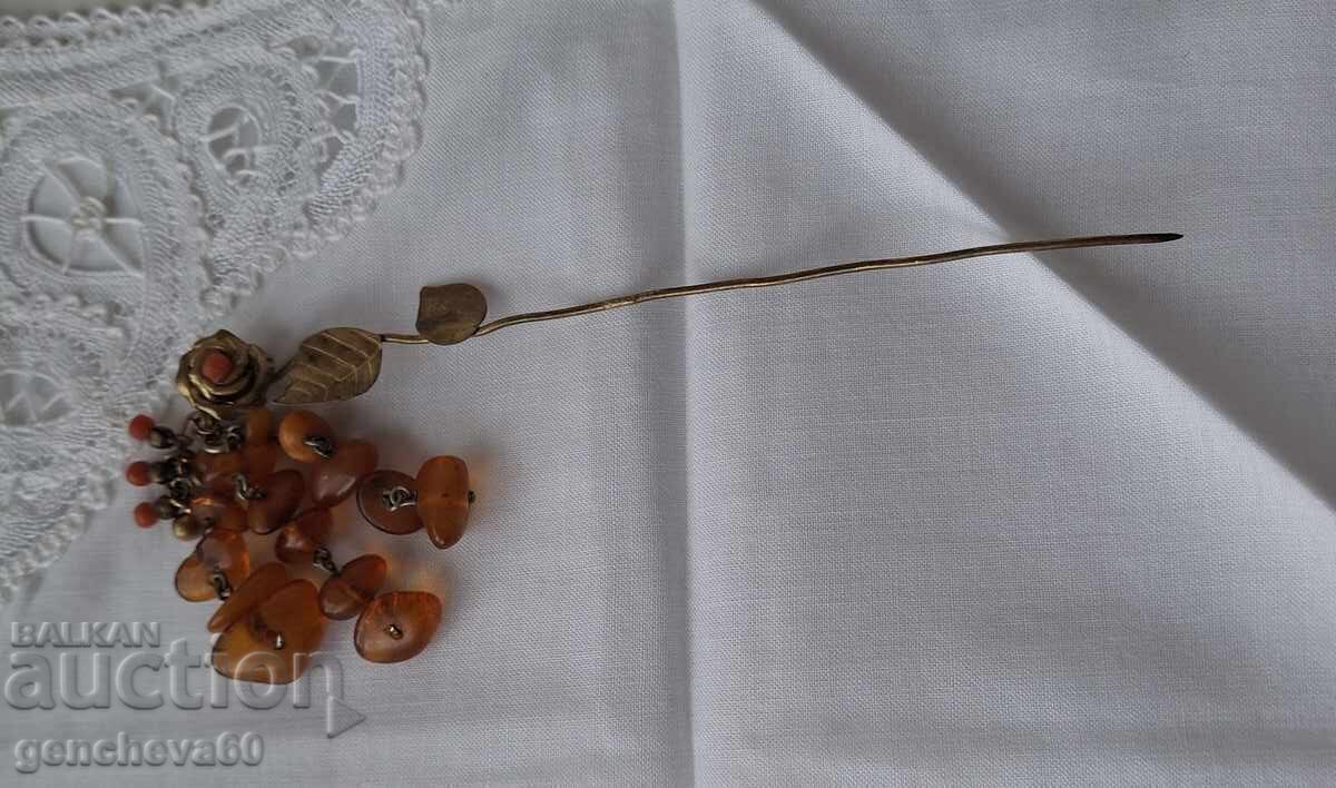 Auction  Needle pendant with natural Baltic amber
