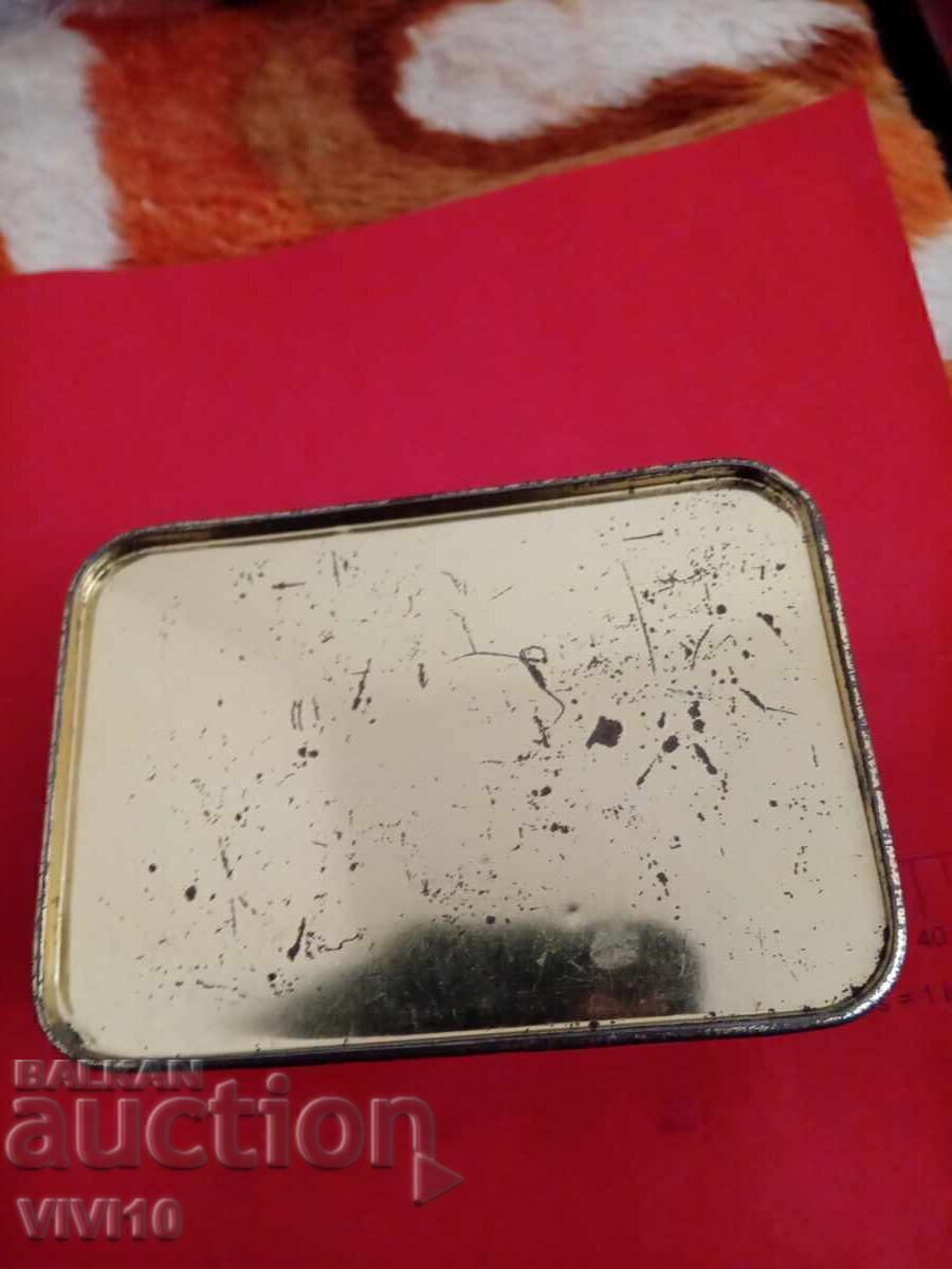 Cutie veche de țigări, metalică, goală cu preț € 15.00 | 29.34 BGN Cutie veche de țigări, metalică, goală cu preț € 15.00 | 29.34 BGN