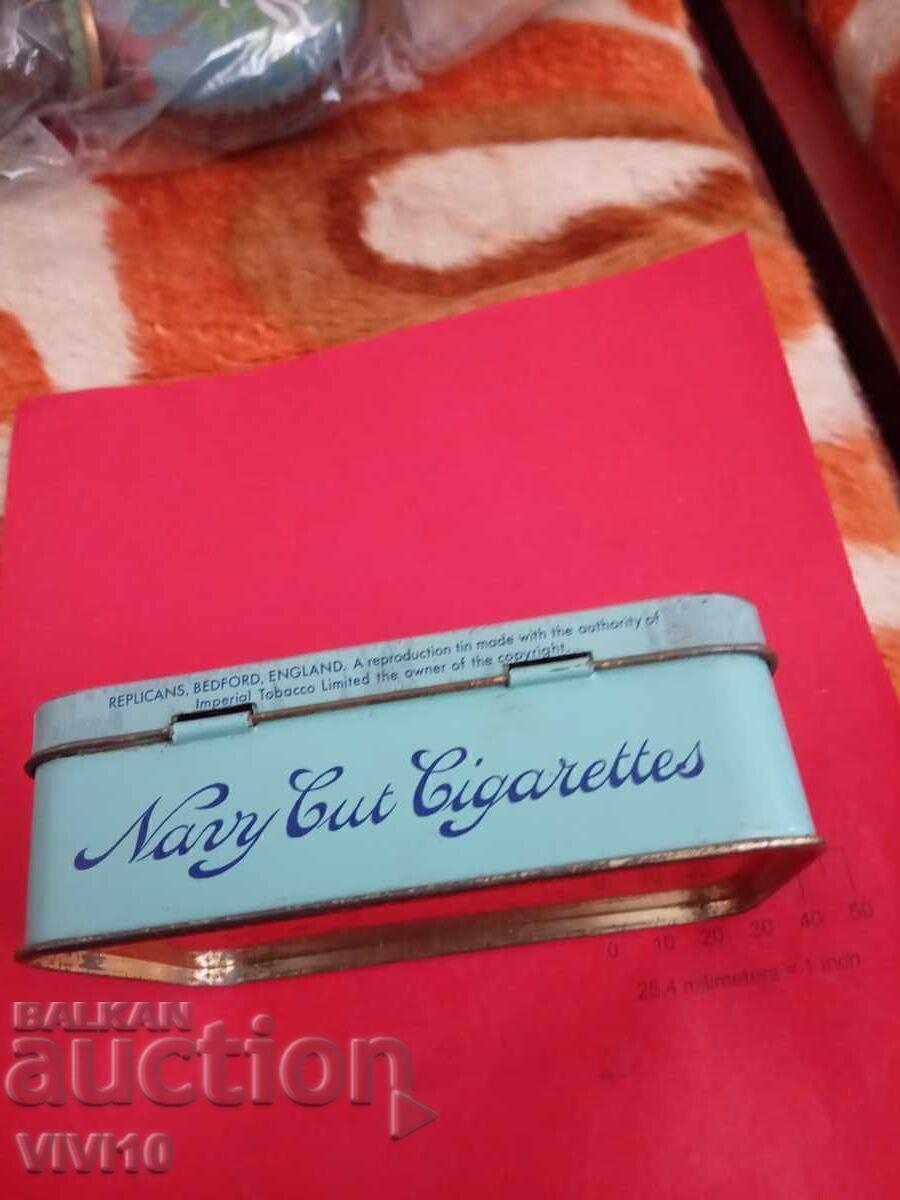 Licitație Cutie veche de țigări, metalică, goală Licitație Cutie veche de țigări, metalică, goală