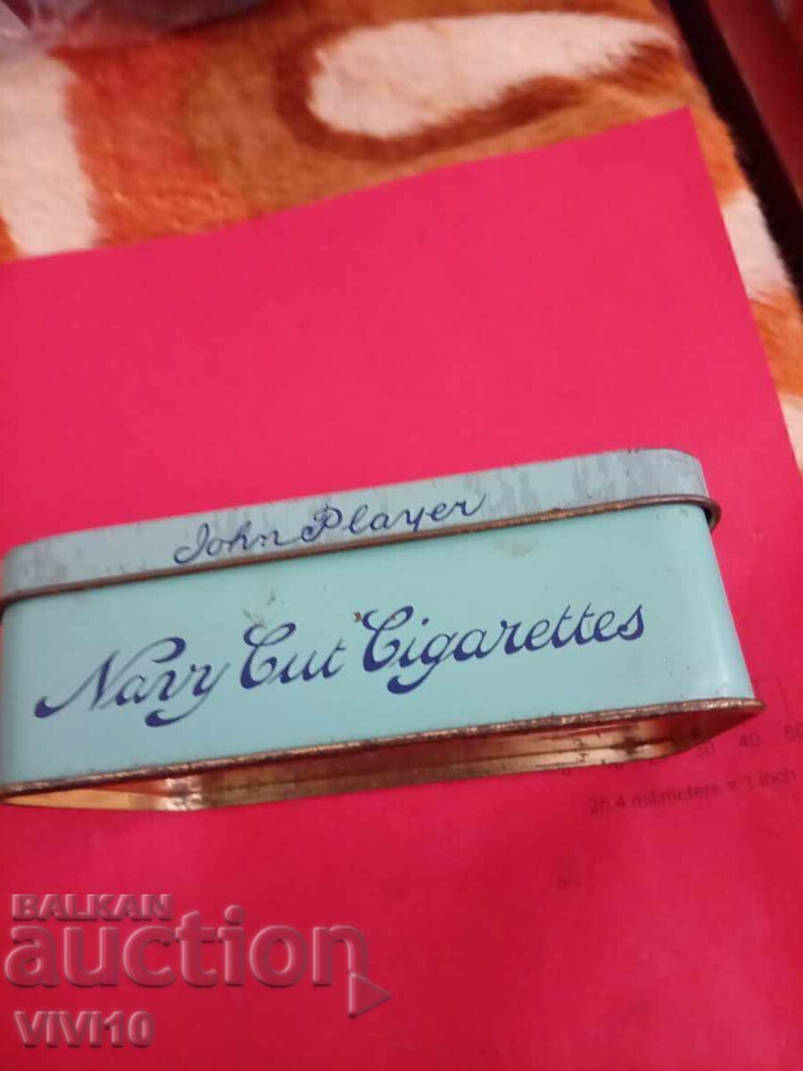 Livrarea Cutie veche de țigări, metalică, goală Livrarea Cutie veche de țigări, metalică, goală