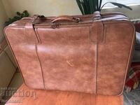 VALIZĂ CU MÂNER, PĂSTRATĂ ȘI FUNCȚIONALĂ - 75 X 55 X 20 CM