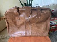 VALIZĂ CU MÂNER, PĂSTRATĂ ȘI FUNCȚIONALĂ - 80 X 60 X 20 CM