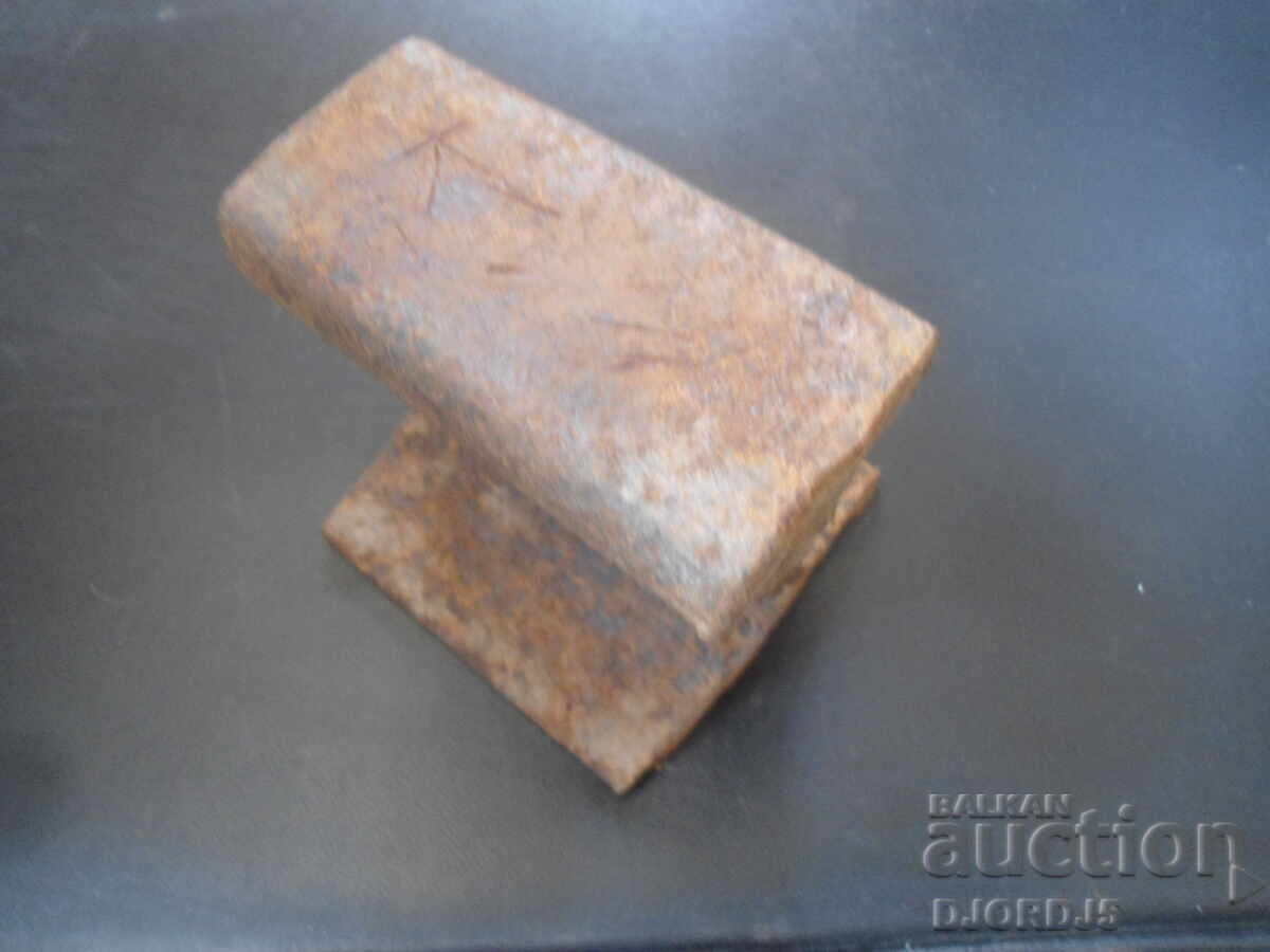 Auction  Old small anvil from a rail, 1.520 kg
