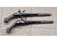 O pereche de pistoale revolver