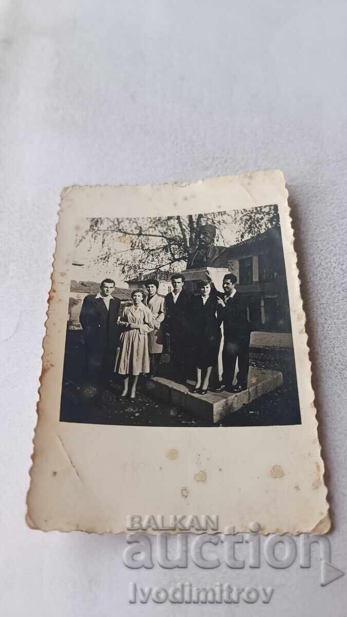 Photo Kyustendil Men and women in front of the monument of Ilio Voyvoda