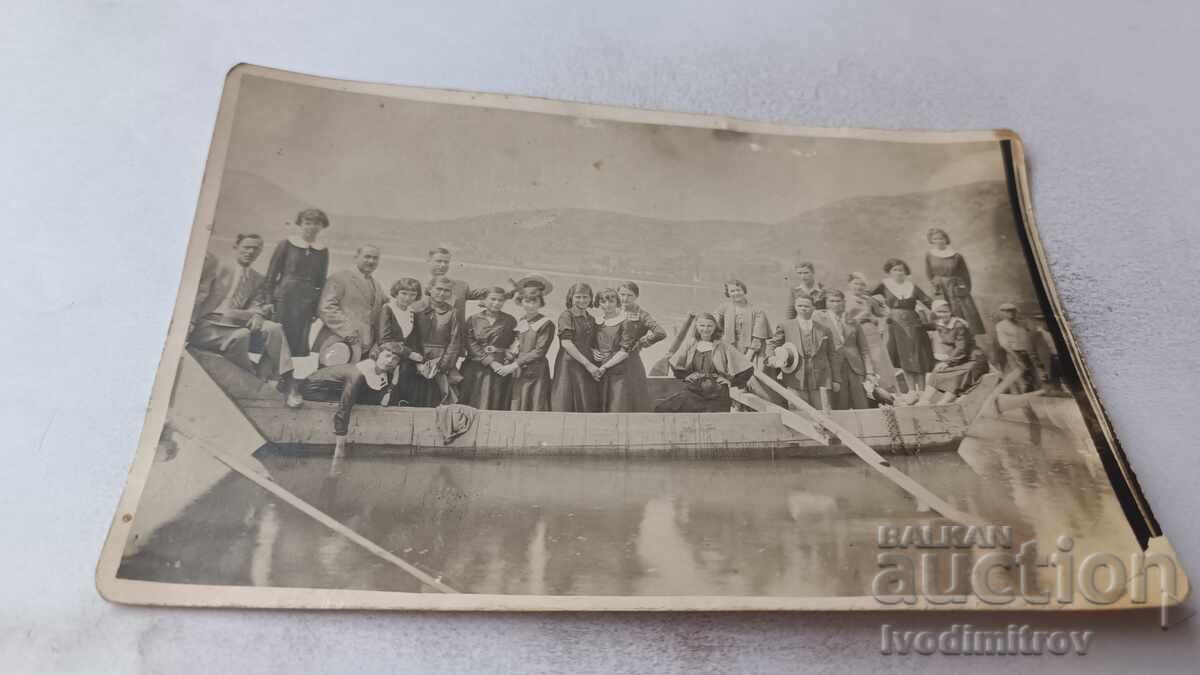 Снимка Ученички и учители на бент на голямо езеро