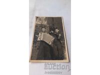 Fotografie Doi băieți cu acordeon și vioară susțin un concert