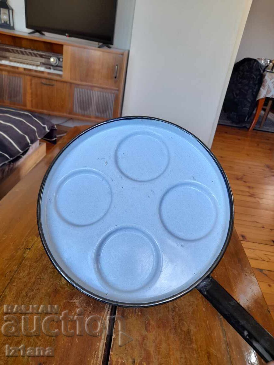 Стар Емайлиран тиган за яйца на очи с цена 55.00 лв. | € 28.12