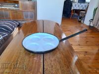 Tigăi vechi emailate pentru ouă ochiuri