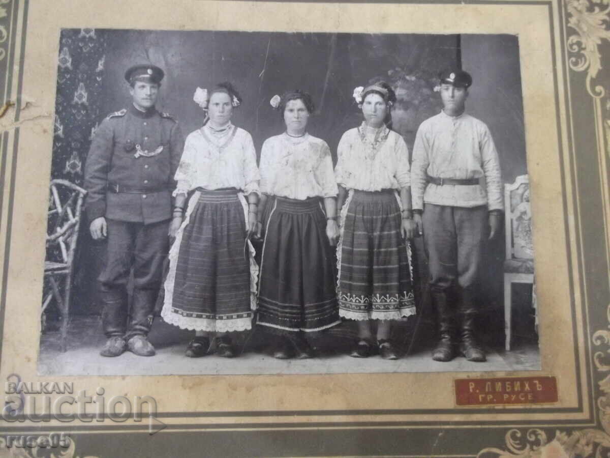 Μεγάλη παλιά φωτογραφία σε χαρτόνι με τρεις κοπέλες και δύο νέους με τιμή 20.00 BGN | € 10.23